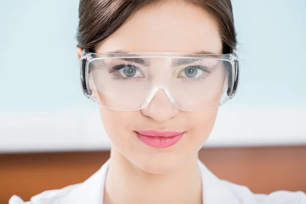 Femme dans des lunettes de protection — Photo de stock