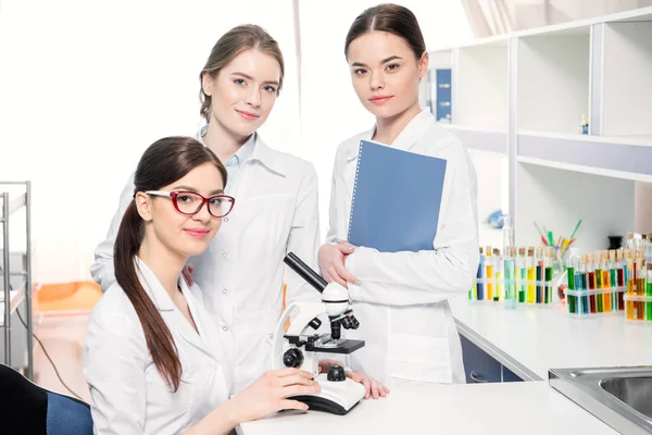 Female scientists in laboratory — Stock Photo