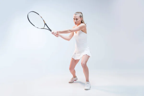 Joven mujer jugando tenis - foto de stock