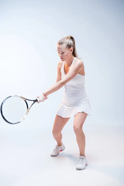 Young woman playing tennis — Stock Photo