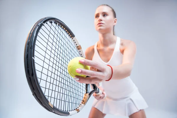 Молодая женщина играет в теннис — стоковое фото