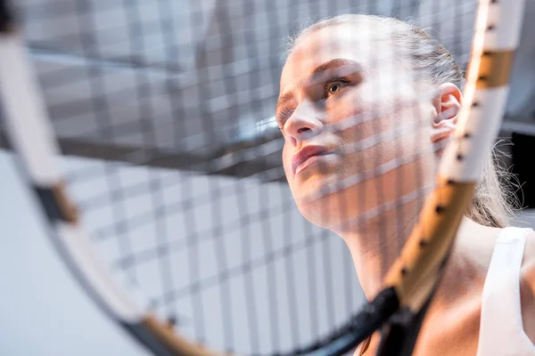 Young woman playing tennis — Stock Photo