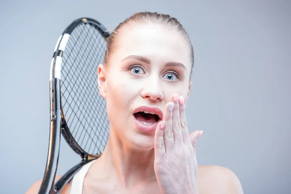 Jugadora de tenis femenina con raqueta - foto de stock