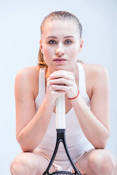 Jugadora de tenis femenina con raqueta - foto de stock