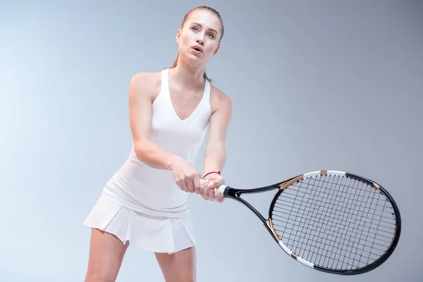 Jeune femme jouant au tennis — Photo de stock