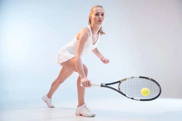 Femme avec raquette de tennis — Photo de stock