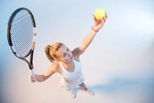 Mujer con raqueta y pelota - foto de stock