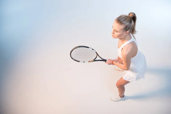Femme avec raquette de tennis — Photo de stock