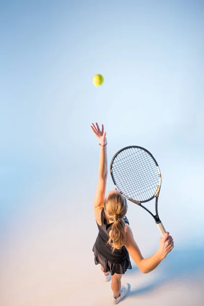 Mujer con raqueta de tenis - foto de stock