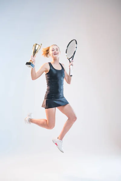 Mujer con raqueta y trofeo - foto de stock