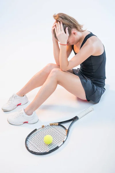 Mujer con raqueta y pelota - foto de stock