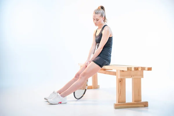 Femme avec raquette de tennis — Photo de stock