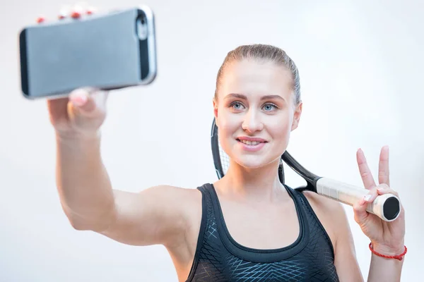 Femme avec raquette de tennis — Photo de stock