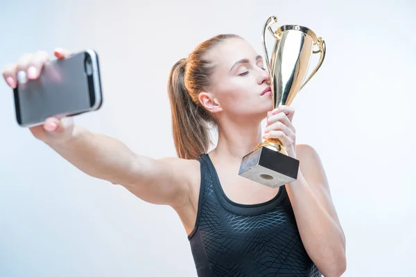 Mulher segurando troféu — Fotografia de Stock