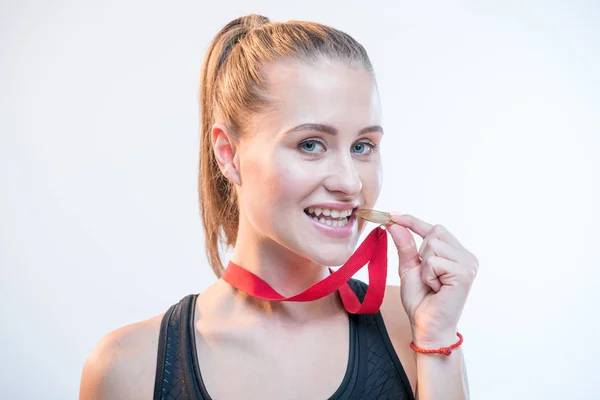 Femme avec médaille d'or — Photo de stock