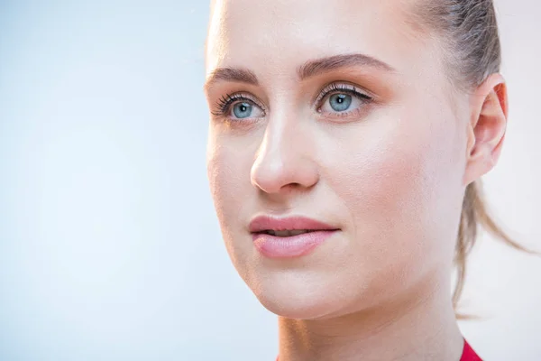 Frau schaut zur Seite — Stockfoto