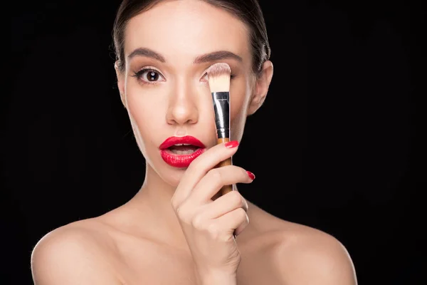 Mujer aplicando maquillaje - foto de stock