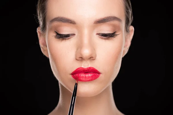 Mujer aplicando maquillaje - foto de stock