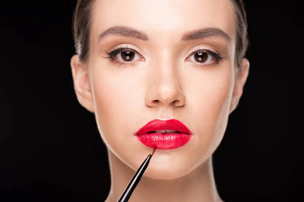 Mujer aplicando maquillaje - foto de stock