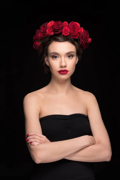 Donna con ghirlanda di rose sulla testa — Foto stock