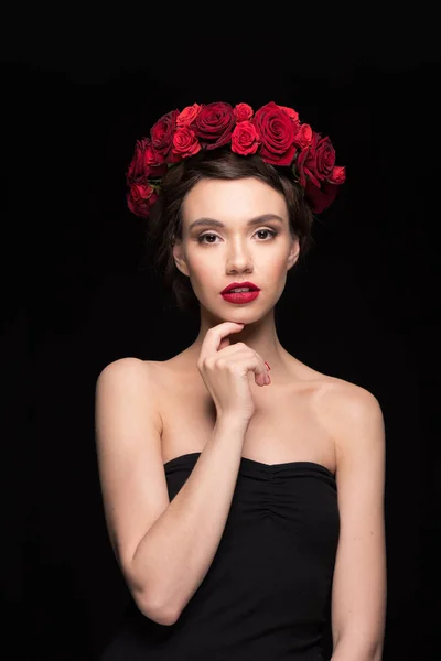 Femme avec couronne de roses sur la tête — Photo de stock