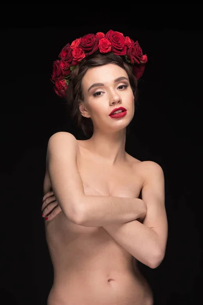 Femme avec couronne de roses sur la tête — Photo de stock