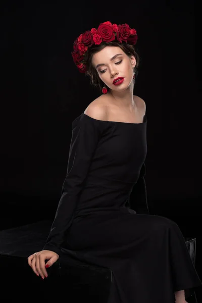 Femme avec couronne de roses sur la tête — Photo de stock