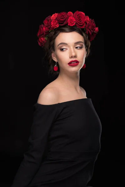 Femme avec couronne de roses sur la tête — Photo de stock