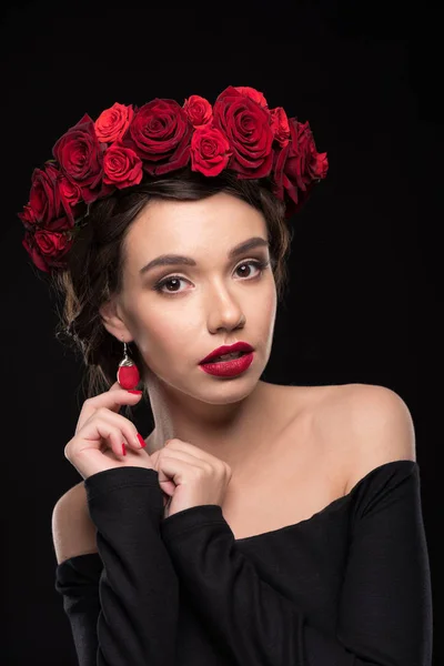 Женщина с венком из роз на голове — стоковое фото