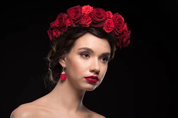 Mulher com coroa de rosas na cabeça — Fotografia de Stock