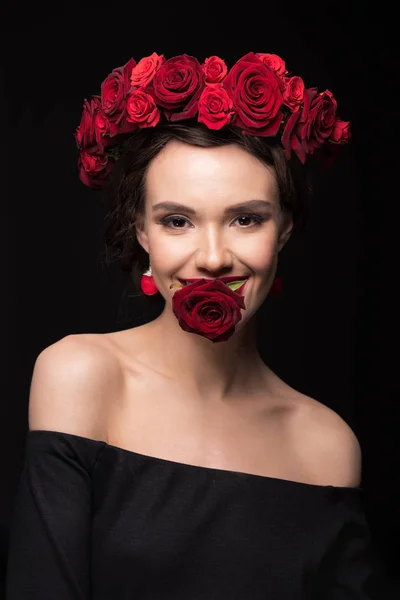 Donna con ghirlanda di rose sulla testa — Foto stock