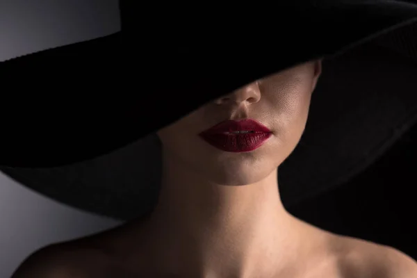 Woman in black hat — Stock Photo