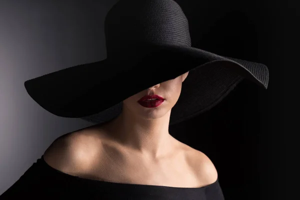 Femme en chapeau noir — Photo de stock