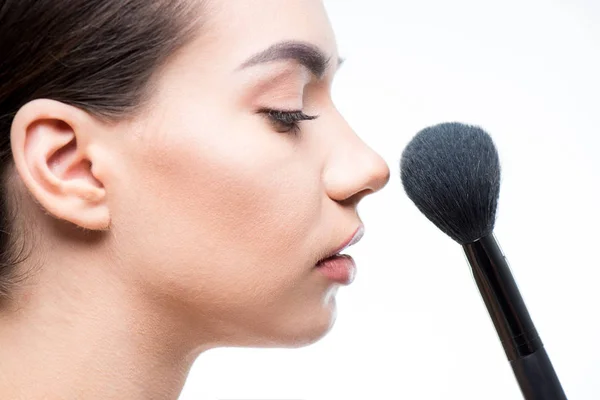 Femme poudre visage avec brosse — Photo de stock