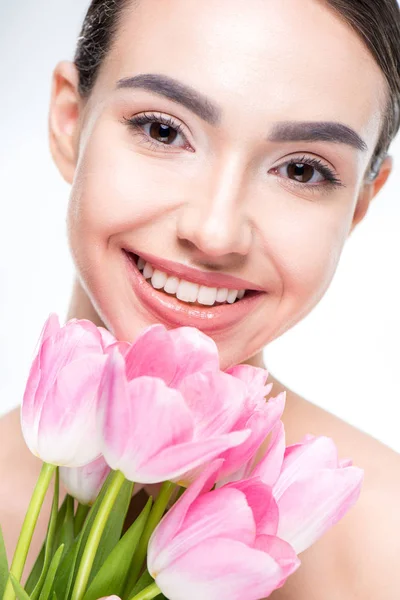 Femme avec bouquet de tulipes roses — Photo de stock