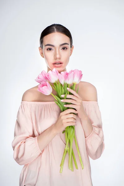 Frau mit rosa Tulpenstrauß — Stockfoto