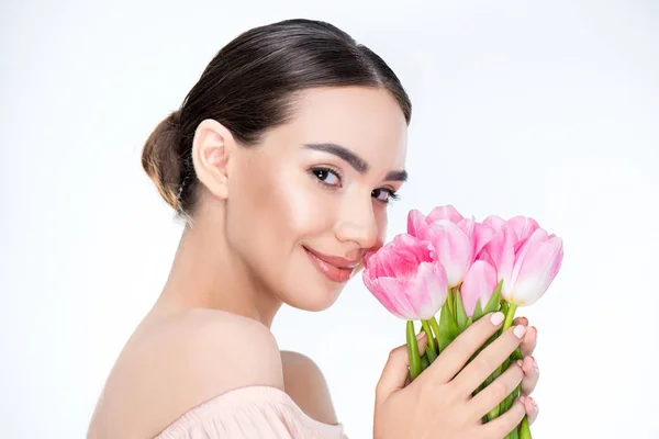 Mujer con ramo de tulipanes rosados - foto de stock