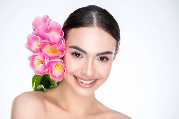 Femme avec bouquet de tulipes roses — Photo de stock