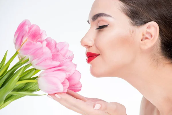 Femme avec bouquet de tulipes roses — Photo de stock