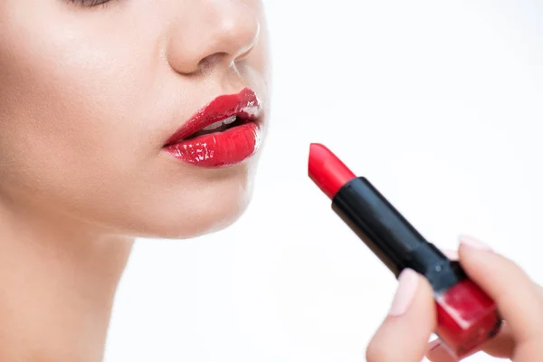 Donna che tiene il rossetto rosso — Foto stock