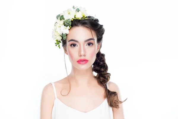 Mujer con flores en el pelo - foto de stock