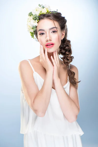 Mujer joven en vestido - foto de stock