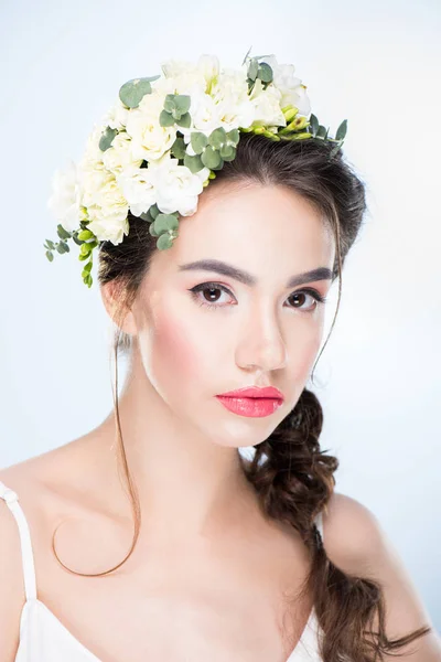 Femme avec des fleurs dans les cheveux — Photo de stock