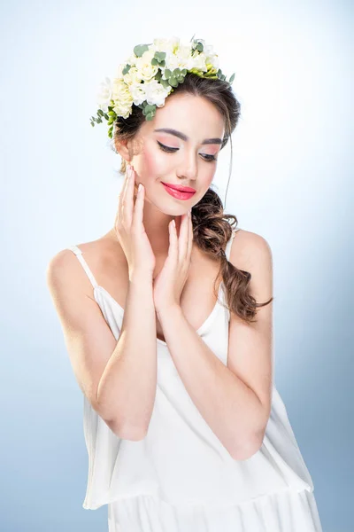 Mujer joven en vestido - foto de stock