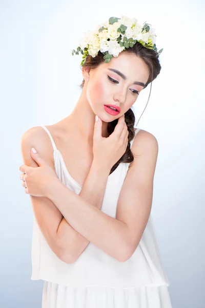 Mujer joven en vestido - foto de stock