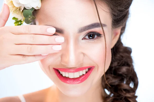 Mujer con flores en el pelo - foto de stock