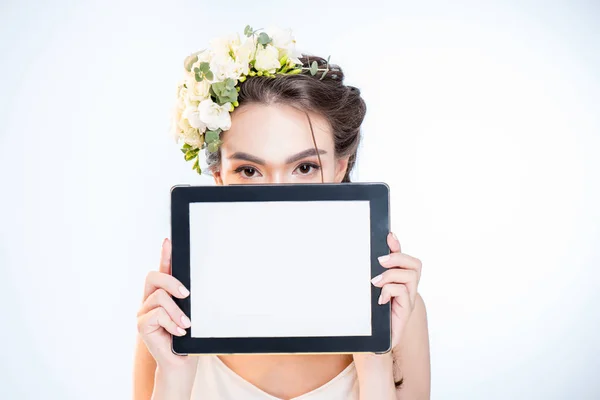 Mujer mostrando tableta digital - foto de stock