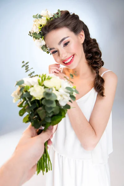 Woman receiving flowers — Stock Photo