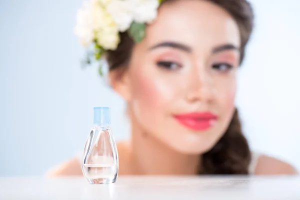 Женщина смотрит на парфюм — стоковое фото