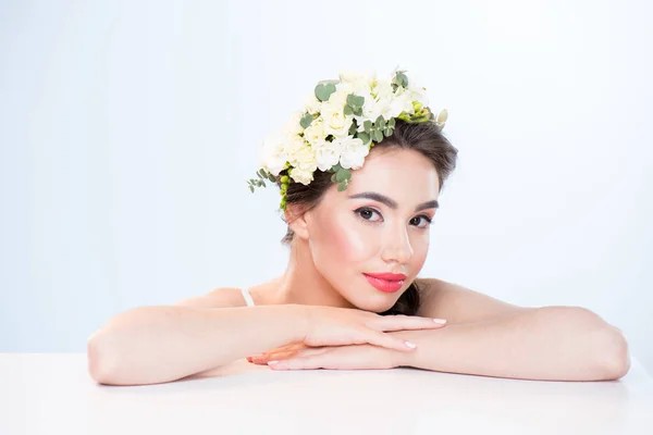 Mujer con flores en el pelo - foto de stock